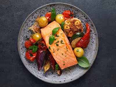 ปลาแซลมอนนอร์เวย์และผักอบ