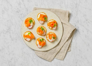 บลินิสหน้าแซลมอนนอร์เวย์รมควันและครีมชีส